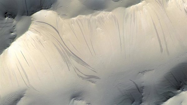 La ESA ayuda a encontrar una explicación a las intrigantes rayas que descienden por las laderas de Marte