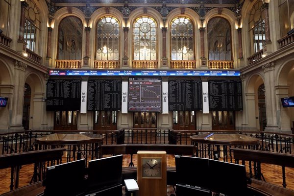 El Ibex 35 no da tregua y alcanza los 14.300 enteros en la media sesión al revalorizarse casi un 1,6%