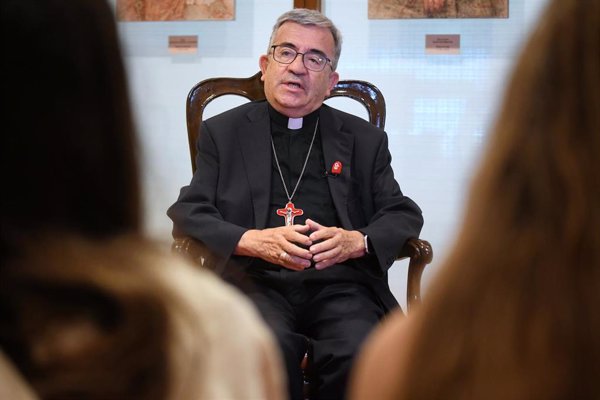 El presidente de los obispos admite que la exposición del cuerpo de santa Teresa es un 
