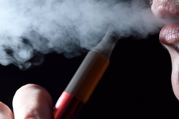 La edad media de inicio del vapeo baja a los 12 años, según alerta el Grupo Español de Cáncer de Pulmón