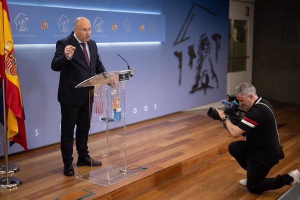 Tellado dice que la propuesta del PSOE para regularizar migrantes es 