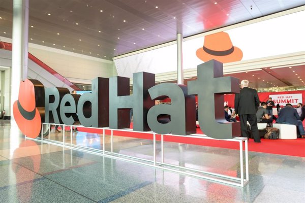 Red Hat acerca la IA generativa en la nube híbrida a las empresas con Red Hat Inference Server y Enterprise Linux 10