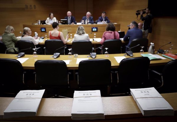 PP y Vox C.Valencia pactan ayudas a víctimas de okupación, recortes a ONGD y