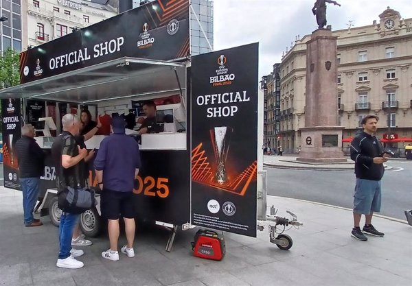 Aficionados del Tottenham y del Manchester United comienzan a llegar a Bilbao para la final de la Liga Europa