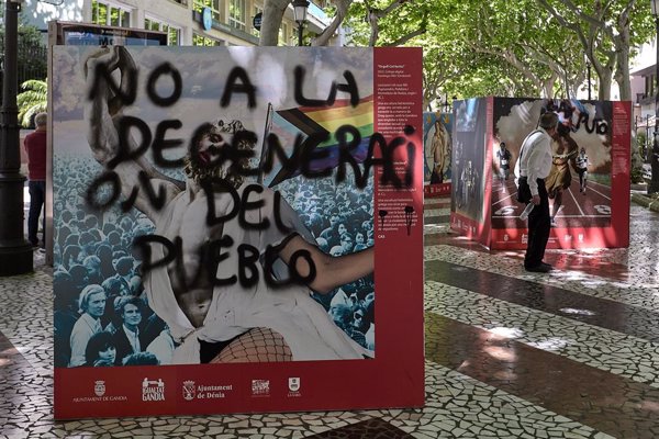 Vandalizan con pintadas una exposición de tema LGTBI+ en Gandia (Valencia)