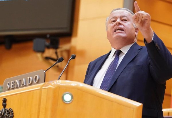Bronca en el Senado después de que un senador del PP entregara a Aagesen un saco de arena para protestar por una bahía