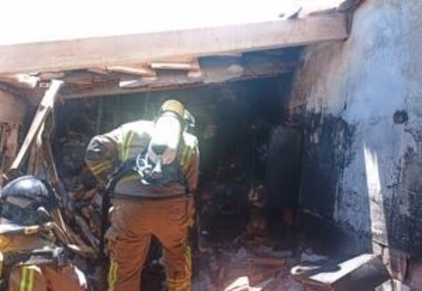 Arde una vivienda en Los Narejos (Murcia) por el incendio de las baterías de las placas solares
