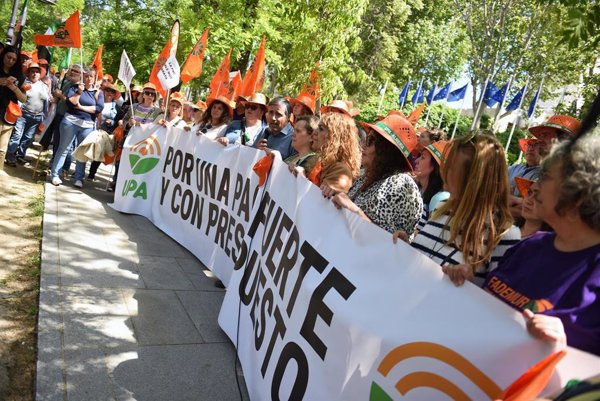 Centenares de agricultores reclaman ante la sede de la UE en Madrid por un presupuesto 
