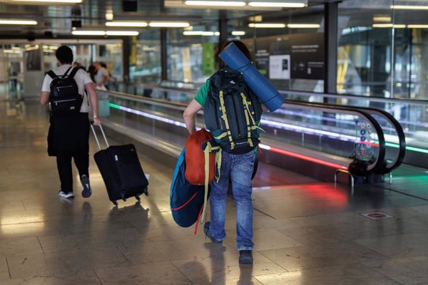 Los consumidores europeos denuncian a Ryanair, Vueling y otras aerolíneas por cobrar equipaje de mano