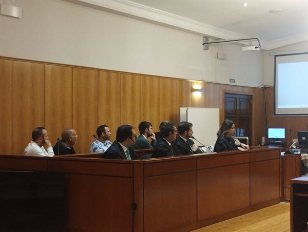 Los cinco aficionados del Real Valladolid que insultaron a Vinícius en 2022 aceptan un año de cárcel