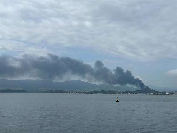 Controlado el incendio en la fundición del polígono de Camargo (Cantabria)