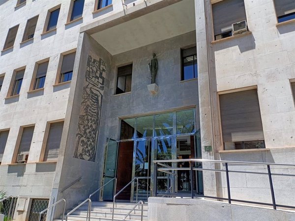 Fiscalía acusa a diez personas, dos policías, por presunta prostitución y abusos a menores en Almería entre 2018 y 2020