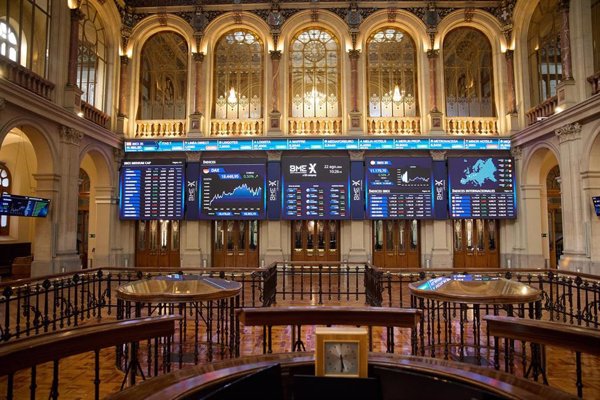 El Ibex 35 cede un 0,3% en la media sesión y pierde los 14.300 enteros en medio de tensiones en Oriente Medio