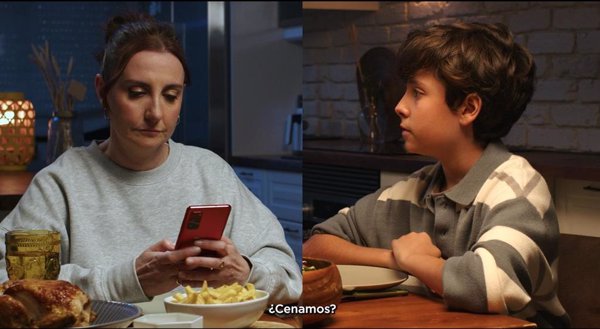 Atresmedia y UNICEF lanzan 'Saca el móvil de la cena', para promover espacios familiares sin dispositivos móviles