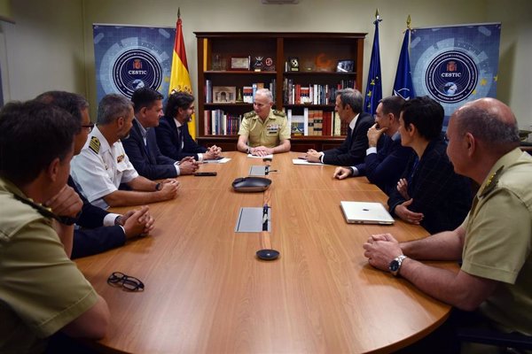 Defensa e Indra firman un protocolo de actuación para impulsar la transformación digital del departamento