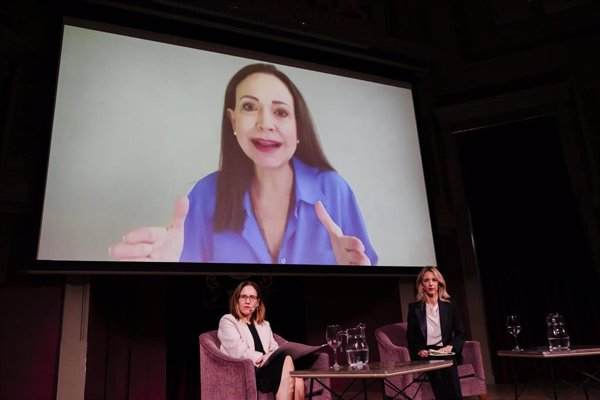 La opositora venezolana María Corina Machado afirma que Maduro está