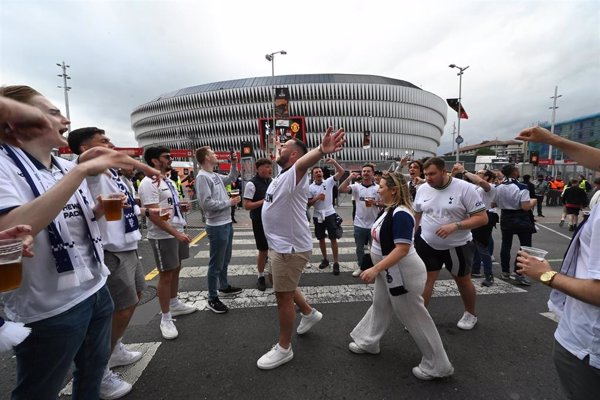 Comienza el acceso a San Mamés de los aficionados del Tottenham y el United sin incidentes de importancia