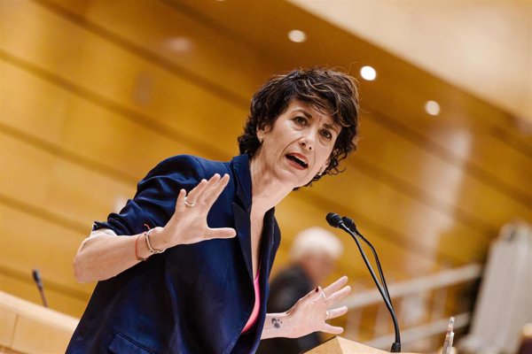 Elma Saiz acusa a Almeida y Ayuso de dejación de funciones en Barajas: 