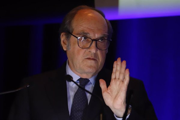 El Defensor del Pueblo reclama a Almeida y a Aena afrontar la situación de las personas que pernoctan en Barajas