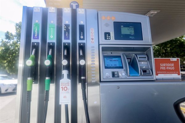 El diésel marca nuevo mínimo anual tras seis semanas de bajadas y la gasolina sube ligeramente