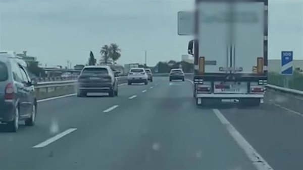 Investigan a un camionero que circulaba haciendo zigzag por la A7 y dio positivo en drogas