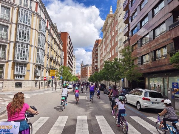 Miles de niños, familias y profesores salen mañana a las calles españolas para reclamar entornos escolares sin coches
