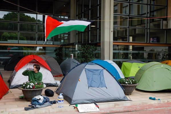 Estudiantes acampan ante el Rectorado de Autónoma de Barcelona para reclamar el fin de las relaciones con Israel