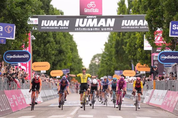 Olav Kooij se anota un disputado esprint y el líder Del Toro sigue bonificando en el Giro