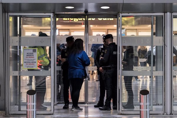 Sumar reclama al Gobierno suspender los controles en Barajas y permitir a las ONG atender a los 'sin techo'