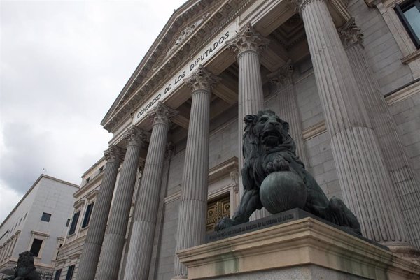 El Congreso insta al Gobierno a prohibir totalmente que personas con enanismo participen en 
