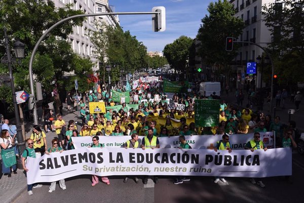 La comunidad educativa recorre las calles de Madrid en defensa de la pública: