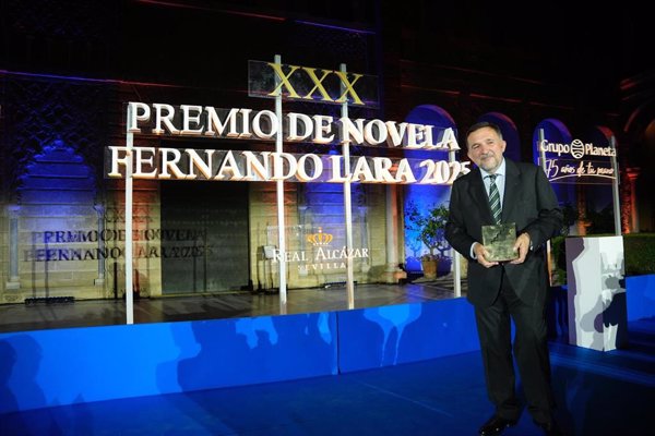 El escritor Sergio Vila-Sanjuán gana el XXX Premio Fernando Lara por su novela 'Misterio en el barrio Gótico'