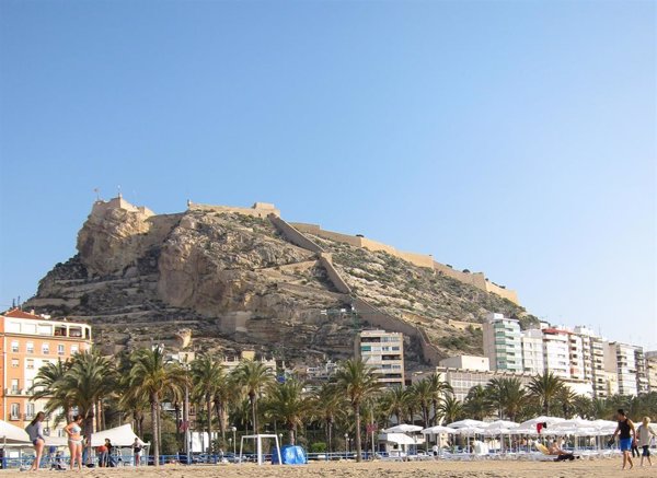 Alicante cierra el castillo y los parques y refuerza la vigilancia de barrancos ante la alerta naranja por lluvia