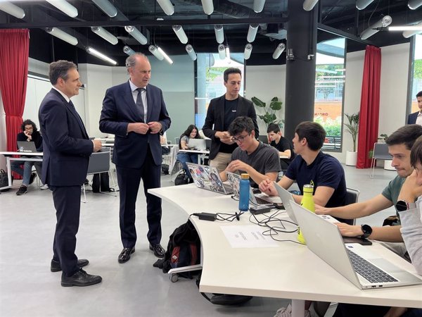 El hackathon universitario reúne a los mejores programadores jóvenes para competir en una lucha contra los ciberataques