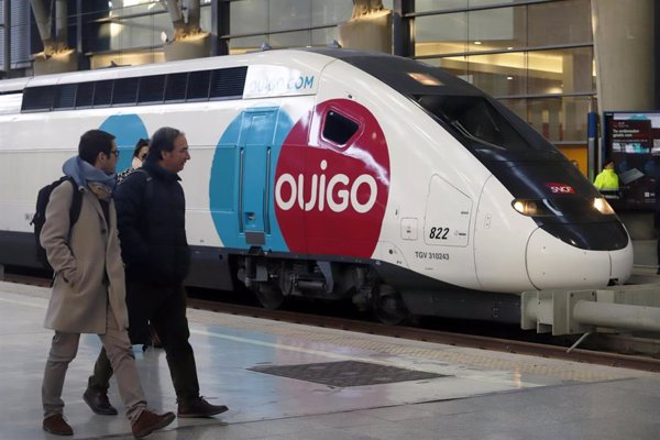 Los maquinistas advierten a Ouigo de huelga por despedir a un trabajador 