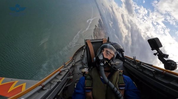 Pedro Acosta vuela con la Patrulla Águila y se convierte en embajador del festival aeronáutico 'AIRE 25'