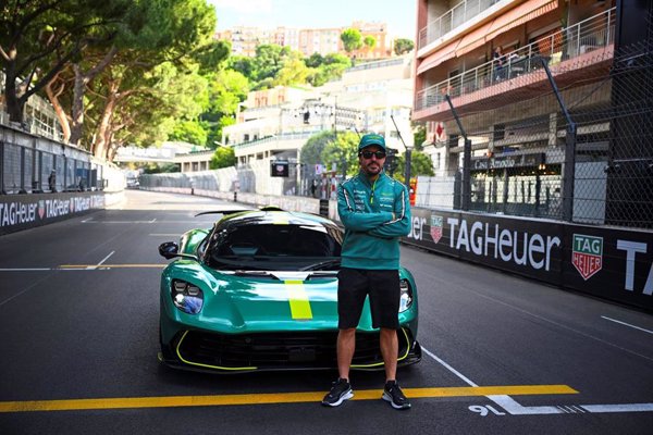 Aston Martin revela su deportivo enchufable Valhalla por las calles de Mónaco y con Alonso al volante