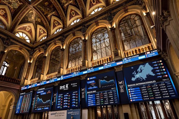 El Ibex 35 consigue cerrar la semana en positivo (+0,2%) y en los 14.100 tras moderar la caída de hoy al 1,1%