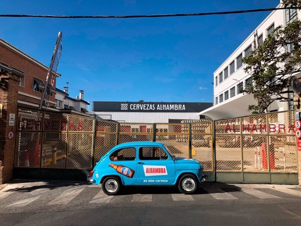 Correos se une a Cervezas Alhambra en la celebración de su centenario con sellos especiales
