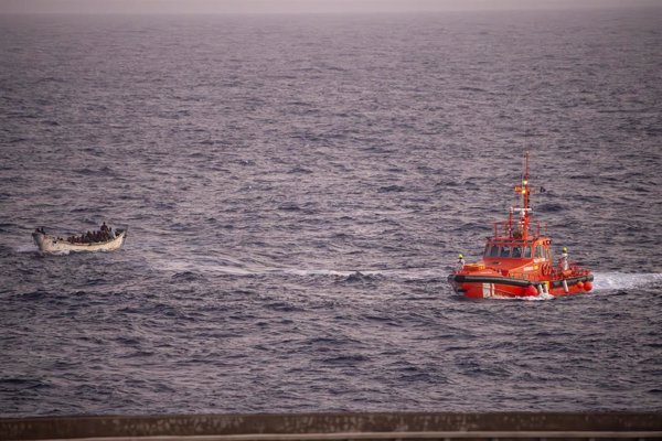 Piden diez años y medio de cárcel para cinco patrones de un cayuco en el que murieron tres personas en Canarias