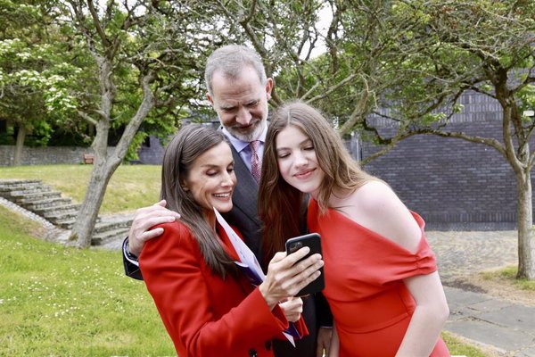 La Princesa Leonor felicita desde República Dominicana a la infanta Sofía por su graduación: