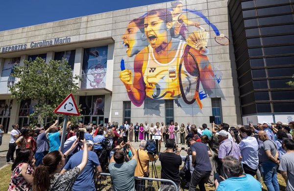 El Ayuntamiento de Huelva homenajea a Carolina Marín con un mural de 18 metros de altura