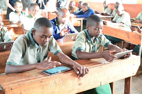 Educadores africanos valoran la llegada de las pantallas a sus aulas: 