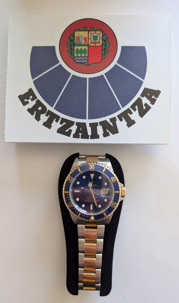 La Ertzaintza devuelve a su dueño un reloj de alta gama robado hace dos años y que ha sido recuperado en Helsinki