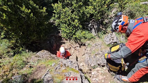 Rescatan el cadáver de una mujer que murió haciendo espeología en una cueva de Tortosa (Tarragona)