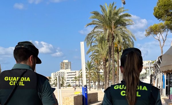 La Guardia Civil salva a un turista que se lanzó al mar en playa de Magaluf tras ingesta de alcohol y drogas