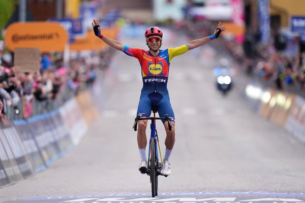 Carlos Verona arrasa en Asiago y Roglic se hunde