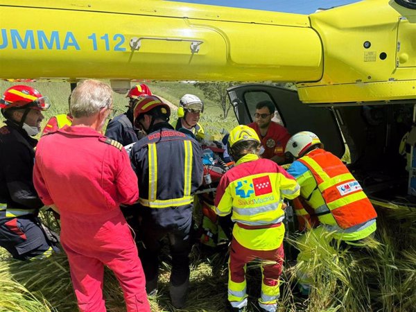 Grave un motorista al salirse de la vía y caer por un terraplén de 15 metros en Olmedo de las Fuentes (Madrid)