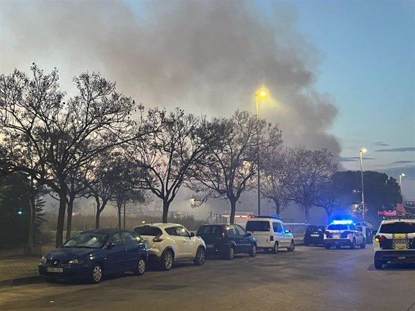 Piden a vecinos de Torrent (Valencia) estar en casa y cerrar ventanas por el humo tóxico de un incendio