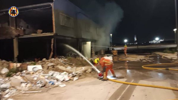 Bomberos hallan en una nave incendiada de Torrent a una persona sin hogar y su perro con vida